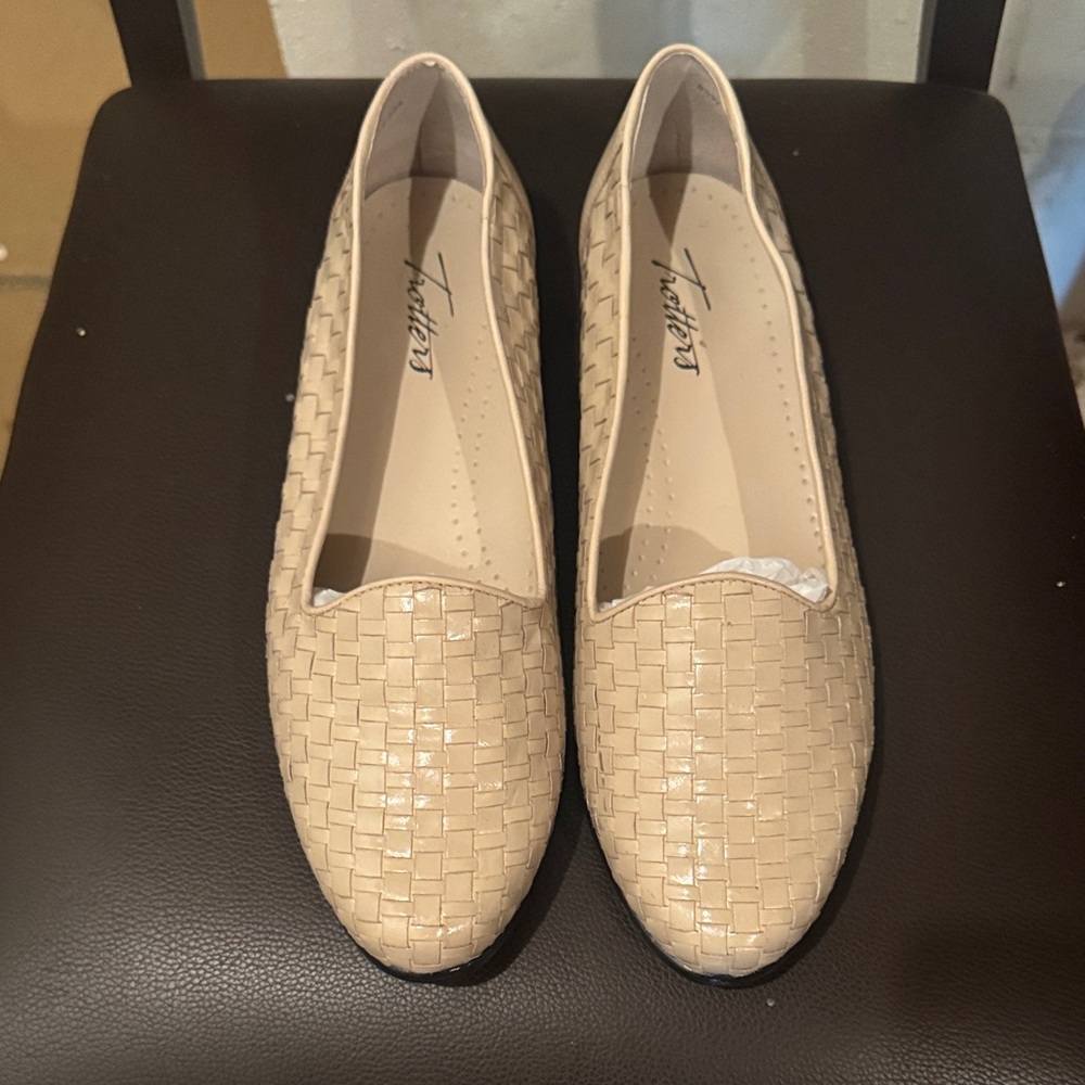 Trotters Women's Tan Woven Flats